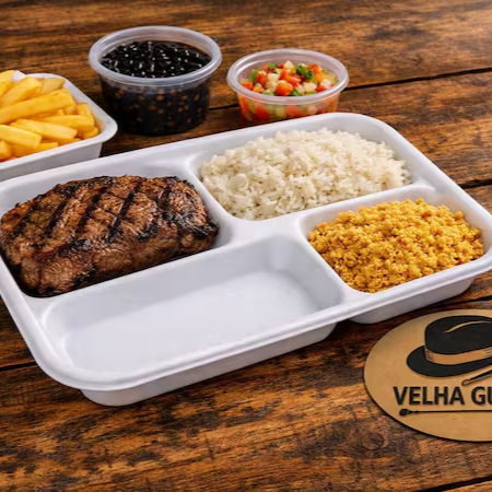 Suculento contra-filé com arroz, feijão, farofa, fritas e molho à campanha.