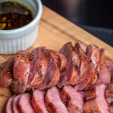 Linguiça toscana, grelhada à perfeição, com um sabor marcante e suculento, ideal para os amantes de carne.