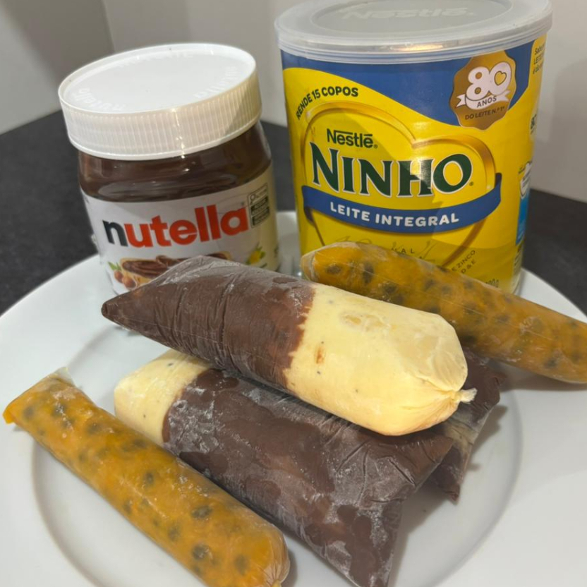 00% feito com polpa de maracujá ! Geladinho gourmet artesanal sabor Maracujá com Nutella, cremoso na medida certa e com aquele toque especial de Nutella. Aproximadamente 120g de uma experiência deliciosa. Contém: Creme de leite, leite em pó, leite condensado, leite, liga neutra, Nutella e maracujá.