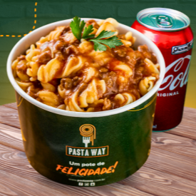 Saboreie a grandiosidade do nosso pote grande de Fusilli ao molho Bolonhesa, uma verdadeira obra-prima culinária com carne moída suculenta e molho de tomate caseiro, que promete satisfazer os apetites mais exigentes. Acompanhado de 1 lata de Coca-Cola, oferece o refresco perfeito para complementar sua refeição. Ideal para os amantes de uma boa massa que não abrem mão de sabor e qualidade. Não espere mais para desfrutar dessa delícia. Faça seu pedido!