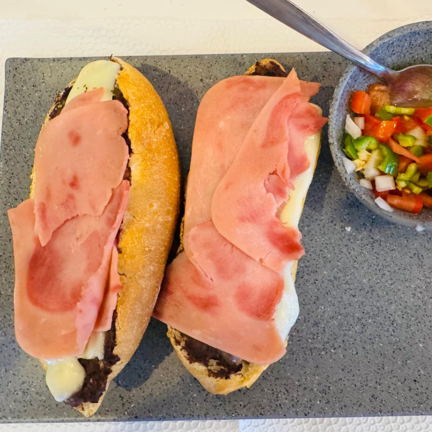 Molletes con jamón