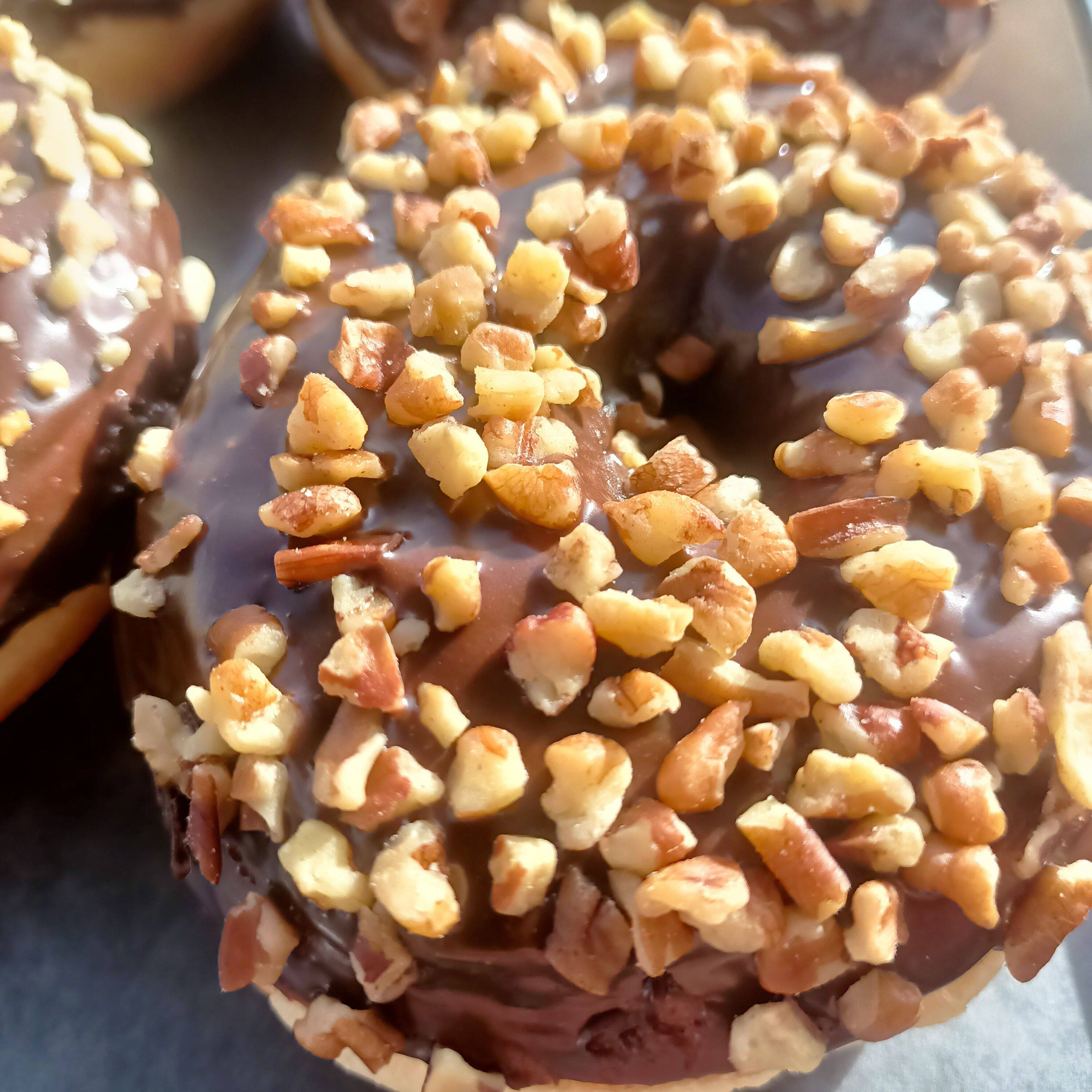 Dona cubierta de chocolate con nuez