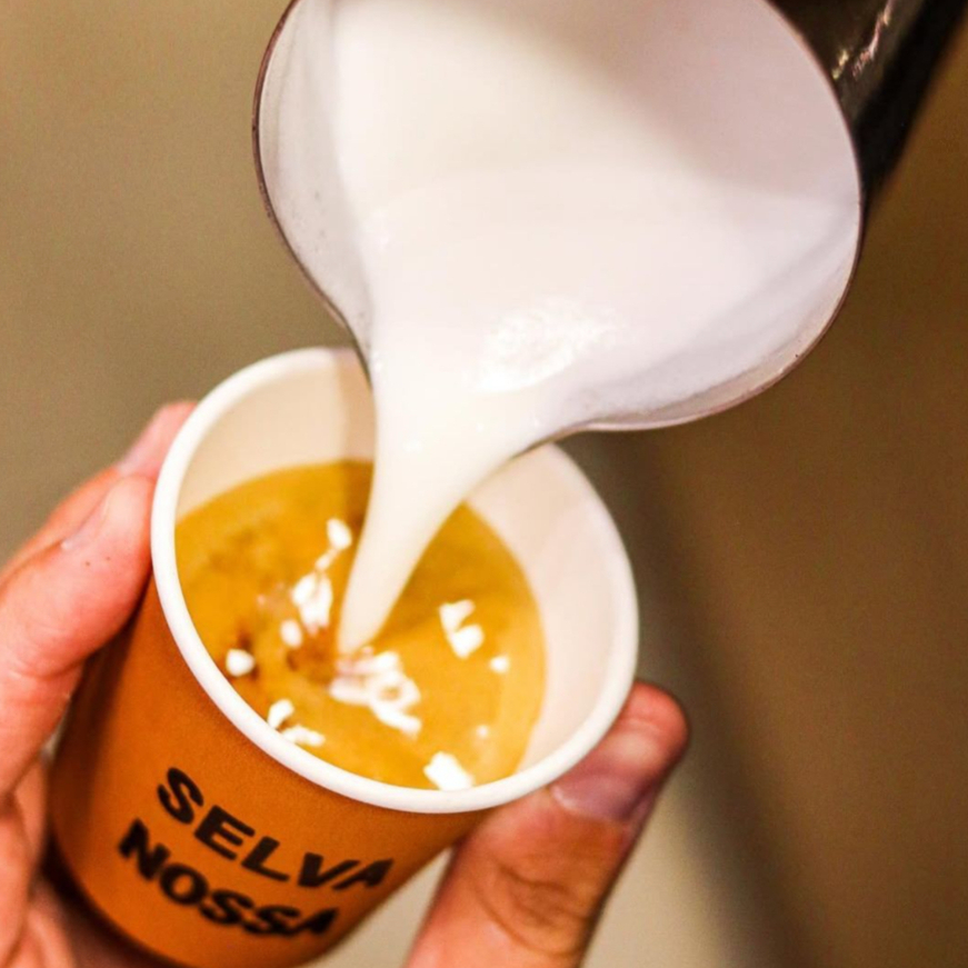 Um cappuccino perfeito para quem busca uma bebida envolvente, equilibrada e marcante até o último gole. Elaborada com café espresso, leite vaporizado e essência de avelã.