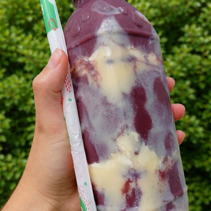 Açaí servido em garrafa, com leite condensado