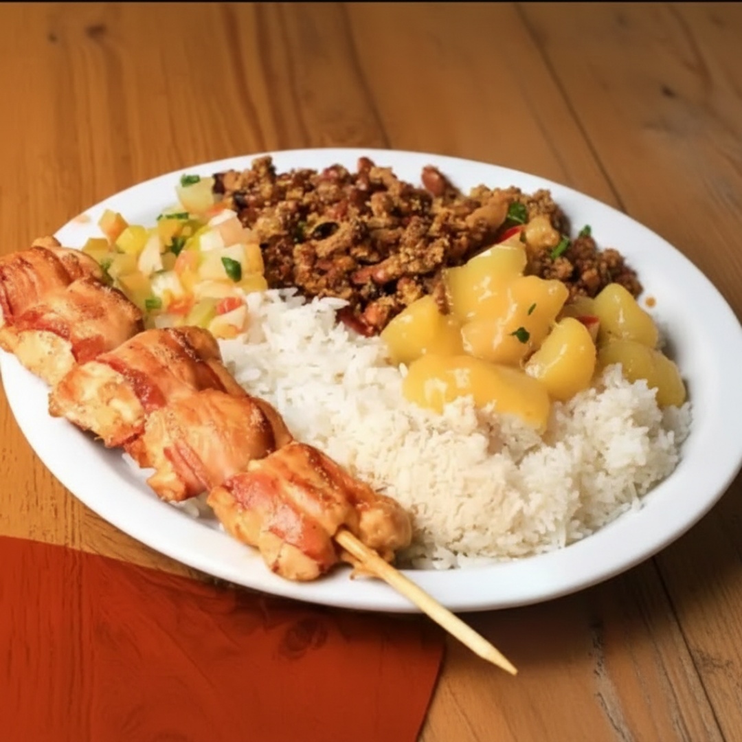 Marmita com Espetinho de frango grelhado + bacon com arroz soltinho, feijão tropeiro com banana frita, mandioca cozida e vinagrete fresco. Leve, completa e perfeita pro dia a dia. Serve 1 pessoa – Aproximadamente 650g.
