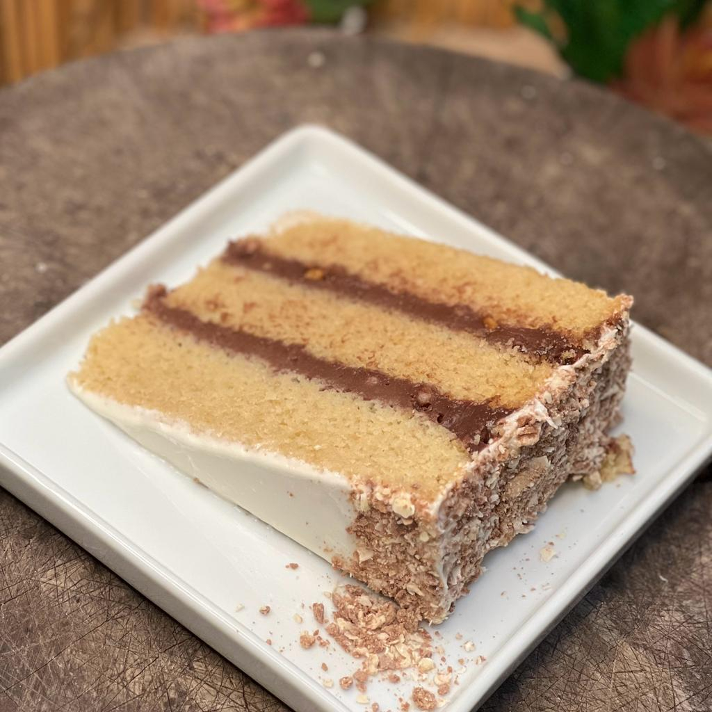 Bolo de baunilha com recheio de Ouro Branco (ganache de chocolate com amendoim e flocos de arroz)