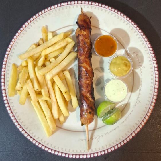 CHORIZO TIPO LONGANIZA CON PAPA FRITA