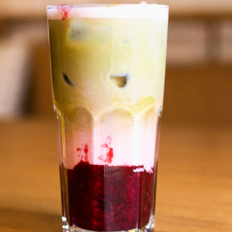 Matcha, bebida vegetal de aveia Nude®, geleia de frutas vermelhas feita na casa, xarope de frutas vermelhas e cubos de gelo. 300ml