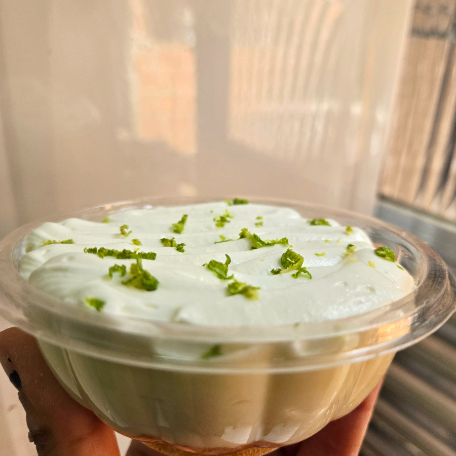 Tradicional torta de limao, base de biscoito maisena, mousse de limão, finalizado com chantily e raspa de limão
