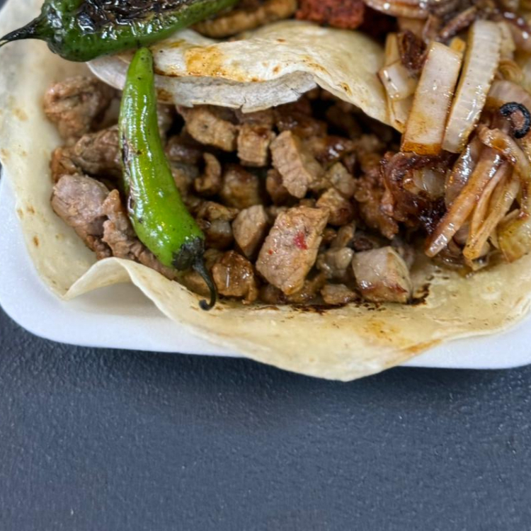 TACO PLACERO DE ARRACHERA ANGUS PAPAS Y CEBOLLA