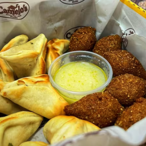 5 Esfiha de Carne - 5 Esfiha de Queijo - 5 kibe de Carne - 5 Kibe de Requeijão  Acompanha Molho de Alho Especial da Casa  *tamanho petisco  #tags: salgado - comida - árabe - habib - esfirra - aniversário - comemoração - evento