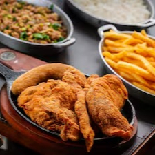 Peito de frango a milanesa 400g in natura. Acompanha: Arroz branco, feijão tropeiro, batata frita e banana à milanesa.
