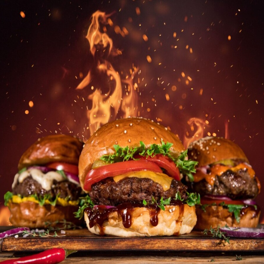 Pão, carne, ovo, queijo, presunto, bacon, calabresa, molho e salada.