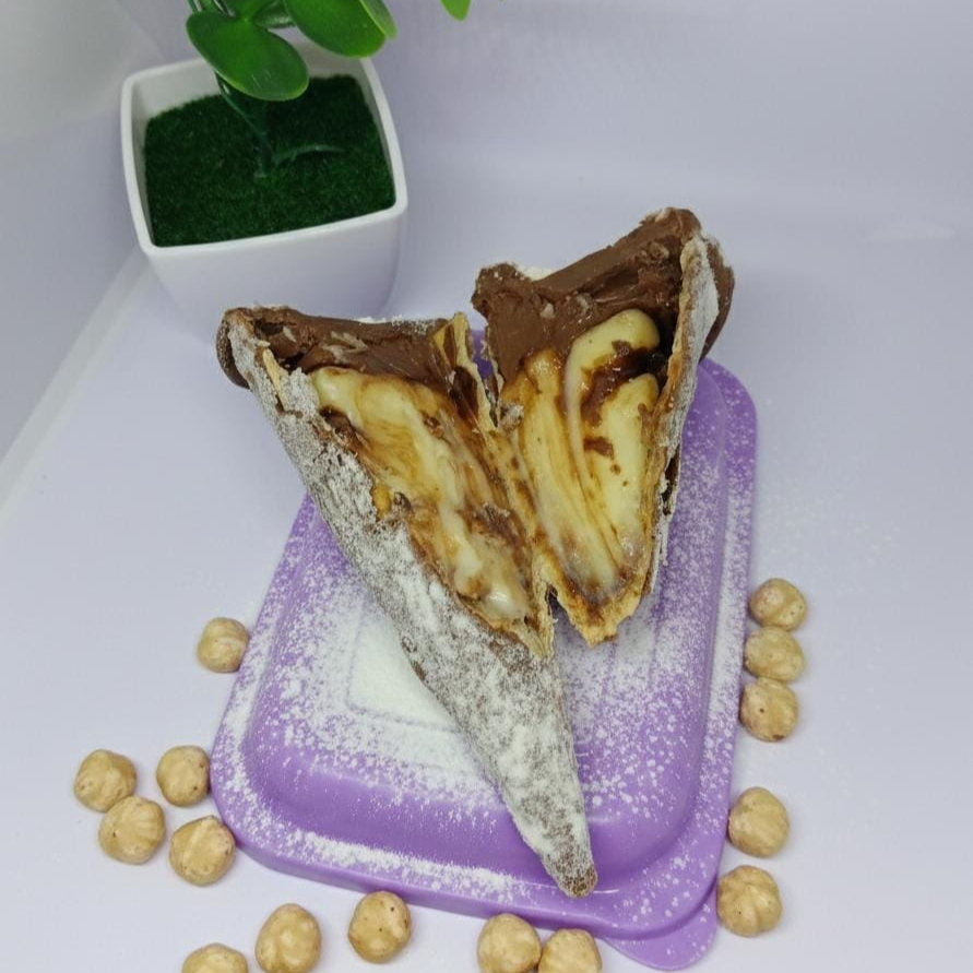 Ingredientes: Recheio de creme de leite ninho + creme de avelãs (tipo nutella) puro. A casquinha é banhada no chocolate blend e para finalizar o cone todo é empanado no leite em pó. 😋 #conetrufado #viralvideos #amdocesss #nutella #ninho