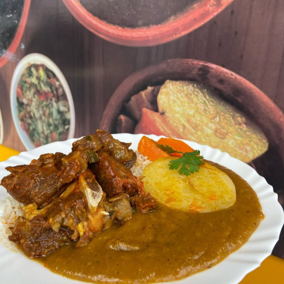 Delicioso boi guisado acompanhado de pirão e arroz.