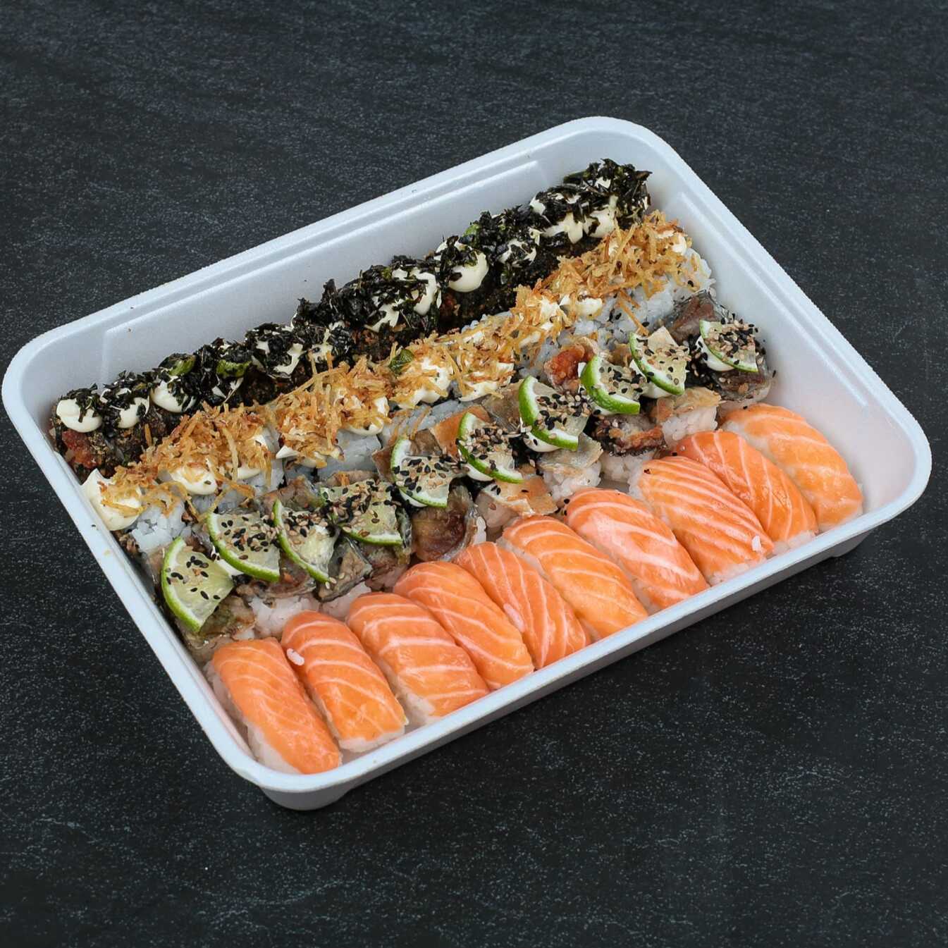 10 Niguiri de Salmão, 10 Niguiri Skin, 10 Hot Couve e 10 Uramaki Skin com Batata Crispy