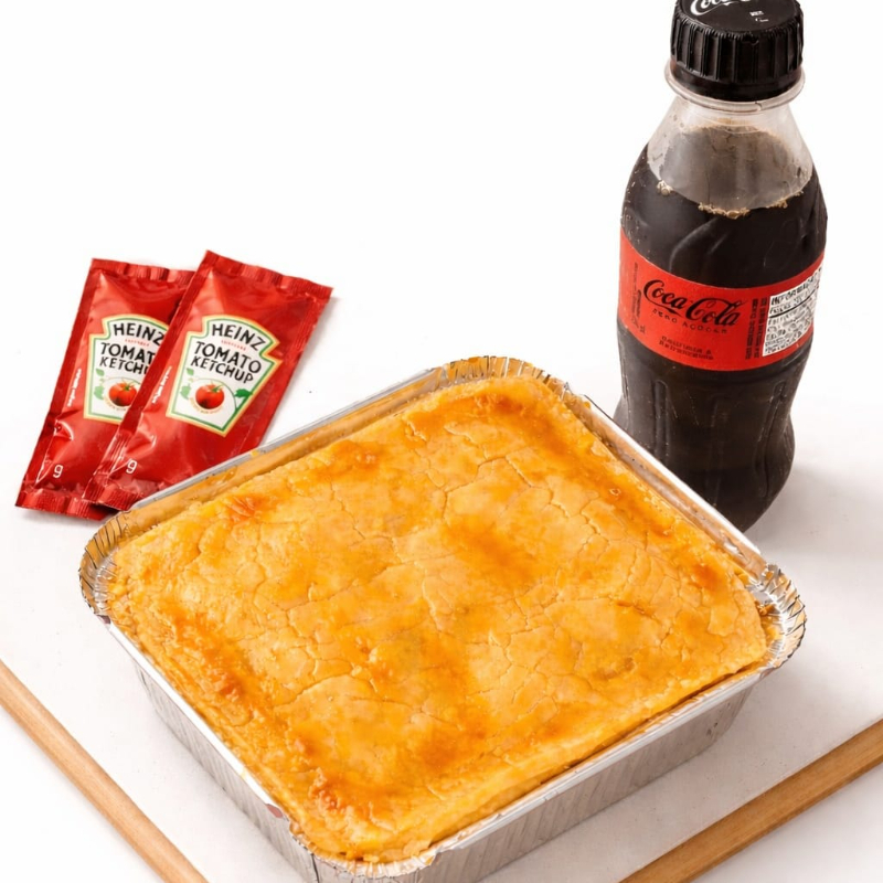 Delicioso empadão de frango cremoso de 200g, com uma massa bem leve e super saborosa e um recheio bem temperado de frango com requeijão cremoso, que deixa tudo ainda mais suculento e saboroso. Assado na hora para garantir uma textura macia por dentro e levemente crocante por fora. Acompanha Coca -Cola Zero 200 ml, para completar seu combo.