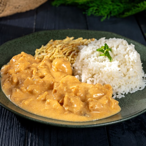 Strogonoff de frango com molho champignon, arroz e batata-palha. *Não é possível retirar o champignon*