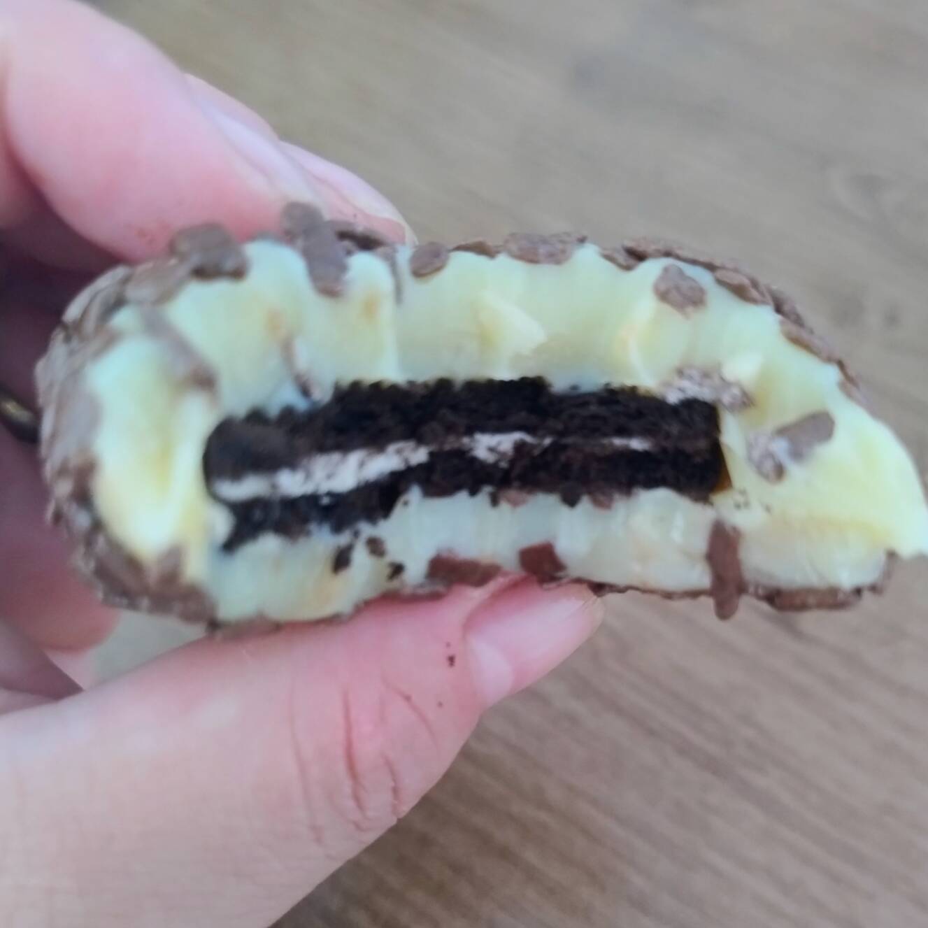 Brigadeiro de ninho , recheado com Oreo , finalizado no granulado Gourmet