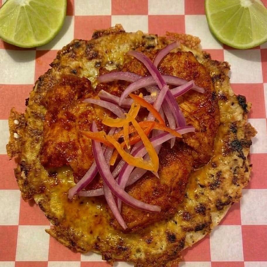 Costra de Queso con Carne Enchilada