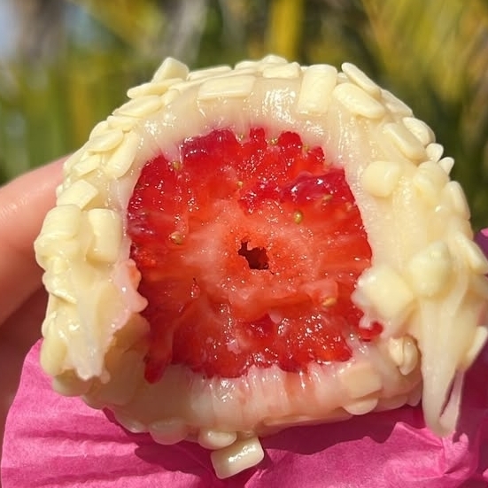 Morango, brigadeiro branco belga, e granule