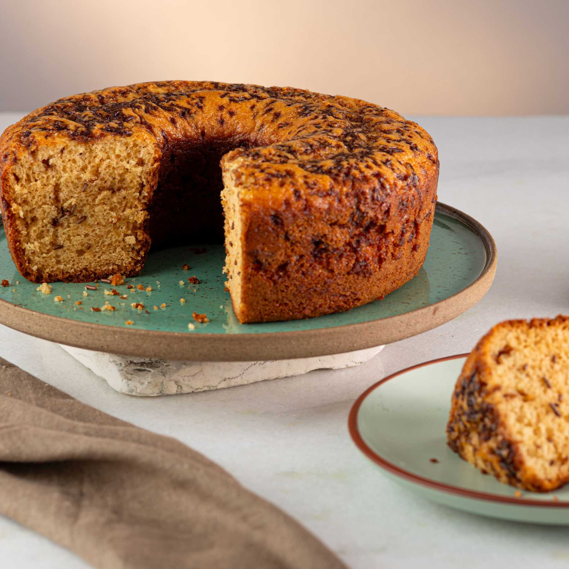 Delicioso Bolo caseiro de leite, com granulado de chocolate na massa. Opção de cobertura: calda de chocolate ou leite condensado e granulado de chocolate. Imagem meramente ilustrativa.
Bolo pequeno serve até 8 fatias
Bolo grande serve até 16 fatias