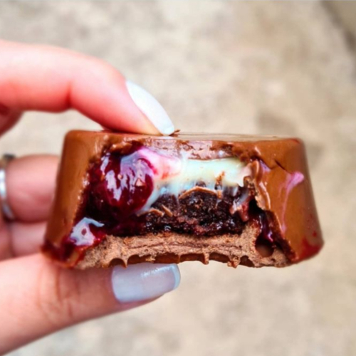 Casquinha de chocolate blend, brigadeiro cremoso de limão siciliano, geléia artesanal de frutas vermelhas e brownie da Grazi.