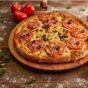 Nossa clássica pizza de margherita é feita com molho de tomates frescos, mozzarella especial, tomates fatiados, parmesão, finalizada com manjericão fresco, azeite trufado e azeitonas pretas fatiada.