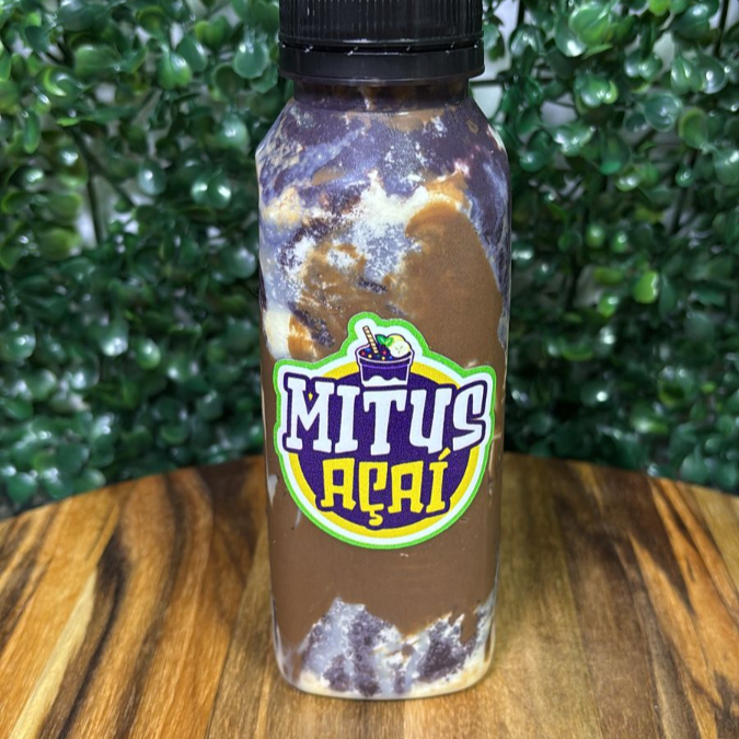 Açaí, nutela, leite condensado com camadas de paçoca e leite em pó,