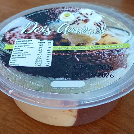 O Dois Amores é a sobremesa perfeita para quem não abre mão do sabor! Em uma única embalagem de 100g, você encontra a combinação irresistível do Brigadeiro de Chocolate, com cacau intenso e cremoso, e do Brigadeiro de Leite Ninho, suave e delicado. Além de delicioso, é uma opção prática e pensada para diferentes estilos de alimentação: zero açúcar adicionado, zero lactose, zero glúten e zero conservantes. Ultracongelado, possui validade de até 6 meses no freezer e fica pronto em menos de 1 minuto no micro-ondas. A porção individual é ideal para matar a vontade de um doce a qualquer hora do Dia, sem abrir mão da qualidade e do sabor.