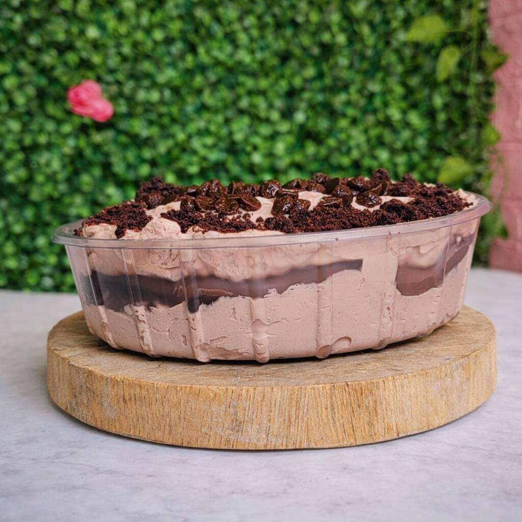 Camadas intensas de mousse de chocolate cremosa, brigadeiro de cacau 50%, brownie macio e úmido, finalizada com gotas de chocolate ao leite. Uma sobremesa rica, encorpada e feita para quem ama chocolate de verdade Ideal para Natal e Ano Novo Produção artesanal Sabor marcante e equilibrado