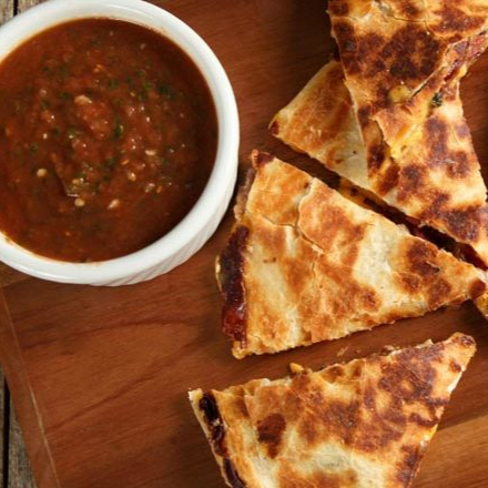 Quesadillas recheadas com chilli beans de carne, queijo.
kit com 6 fatias- dupla tortilha de trigo tostada, recheada e fatiada