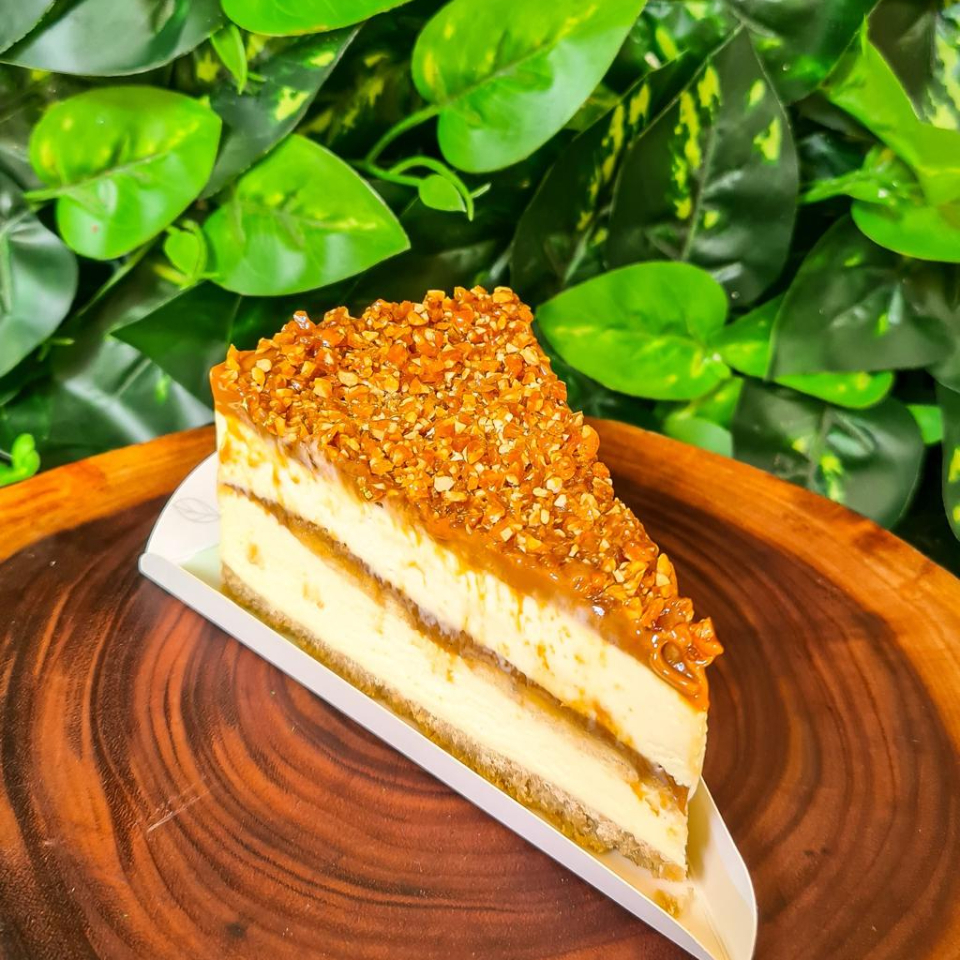 Base de biscoito maisena com creme de manteiga, intercalado com biscoito maisena e doce de leite. Cobertura de doce de leite e crocante de amendoim.