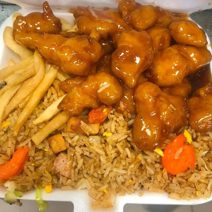 COMBO ARROZ FRITO CON POLLO A LA NARANJA y Rollo