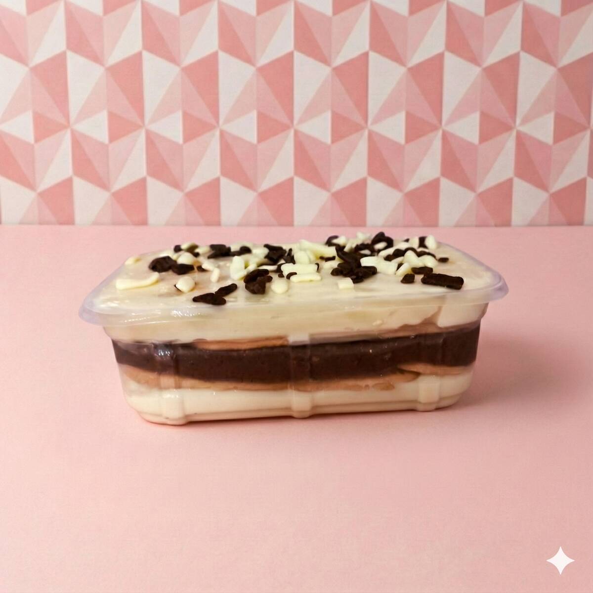 Delicioso pavê artesanal com camadas de creme cremoso e biscoito molhadinho. Sobremesa fresca, leve e pronta para consumo. Peça o seu e adoce o dia!