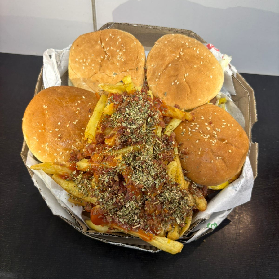 4 Hambúrgueres ( Pão, Carne, Salada, Ovo, Cheddar, Requeijão, Maionese de Alho e Batata Palha) + Batata (Bacon, Calabresa, Cheddar e Orégano) 2l