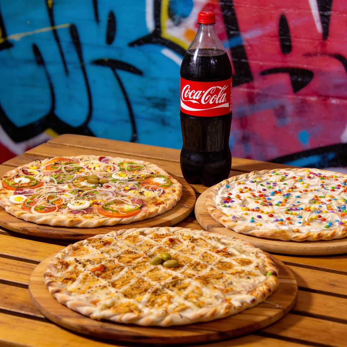 Combo com 3 Pizzas Grandes, sendo 2 salgadas e 1 doce. Escolha os seus sabores favoritos e leve uma coca cola 2 litros.