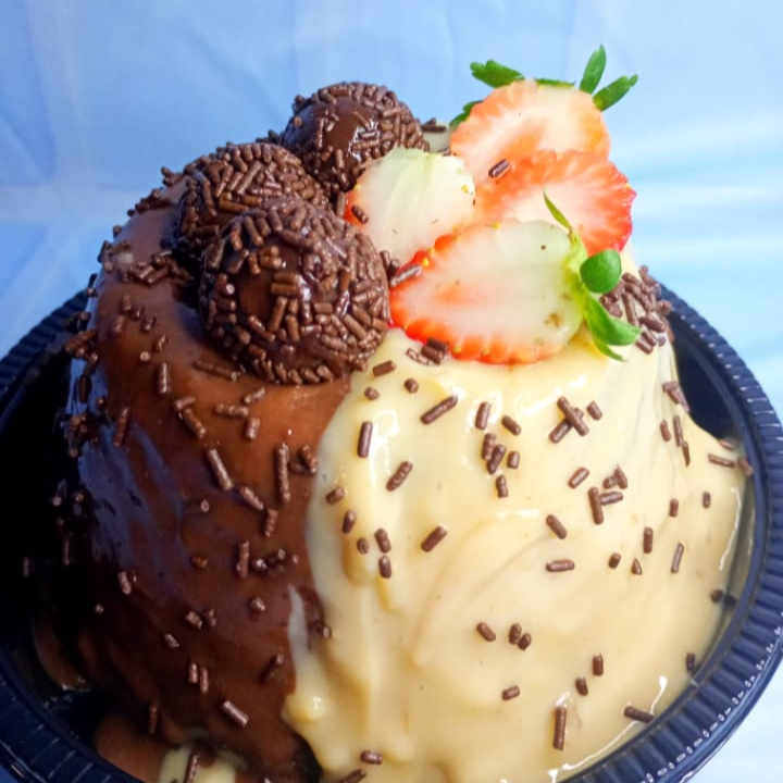 Bolo vulcão preparado com recheio cremoso de ninho e brigadeiro de chocolate 50%.