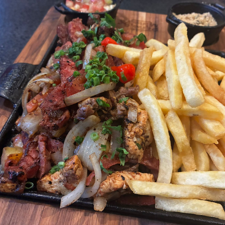 150 gr de contra file 150 gr de file de frango 150 gr de linguiça ,frita ,vinagrete e farofa