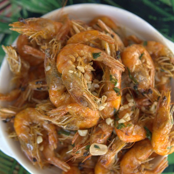 500 gramas de camarão in natura, sal, salsinha, alho e vinagre. Com casca e cabeça,seu peso final pode variar até 30%