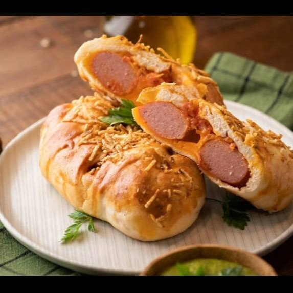 Duas suculentas salsichas cobertas com creme de cheddar, vinagrete fresquinho e crocância da batata palha.