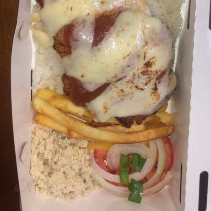 Delicie-se com nosso prato completo, acompanhado de arroz soltinho, feijão temperado na medida, farofa crocante, batata frita dourada e uma fresca salada de alface, tomate e cebola.