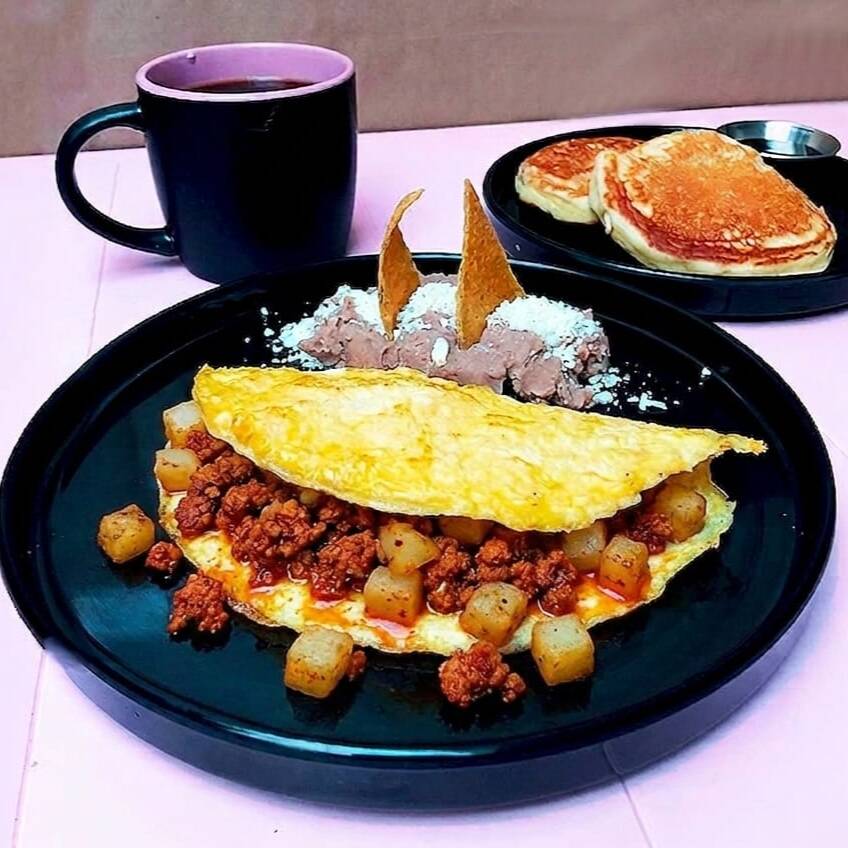 Omelette de Chorizo + Café + 2 Mini Hot Cakes