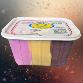 Sorvete de morango, creme e chocolate, cremoso e saboroso.