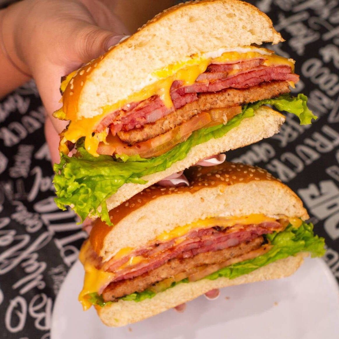 Hambúrguer, queijo, presunto, calabresa, bacon, ovo, alface e tomate. Lanches saborosos e quentinhos preparados com todo o capricho para atender a sua fome!