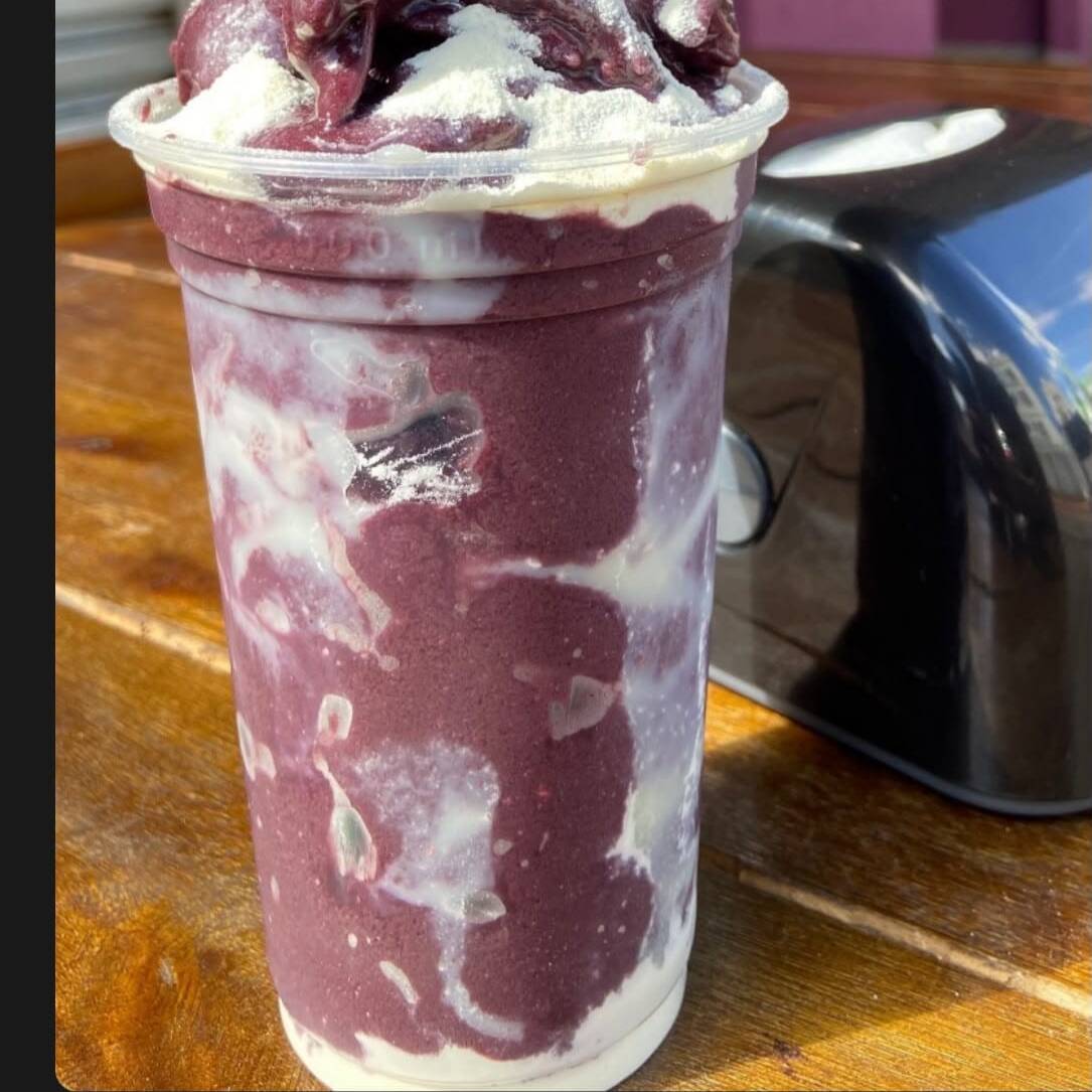 Aí coloca açaí 500 ml já pronto com leite condensado e leite em pó