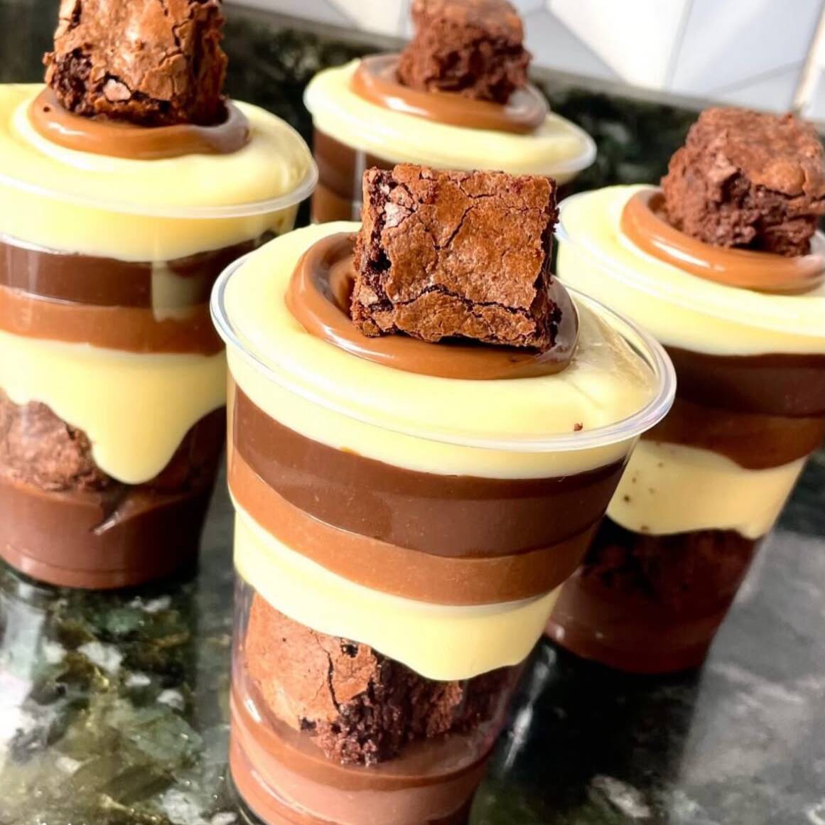 Sobremesa deliciosa montada no copo, composta de camadas brigadeiro cremoso Ninho, Nutella°, brigadeiro de chocolate ao leite com lasquinhas de brownie para finalizar