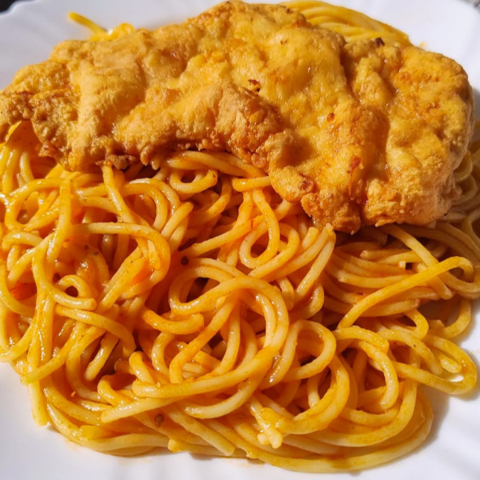 Delicioso Espaguete ao molho vermelho finalizado com 100g de frango a milanesa.
