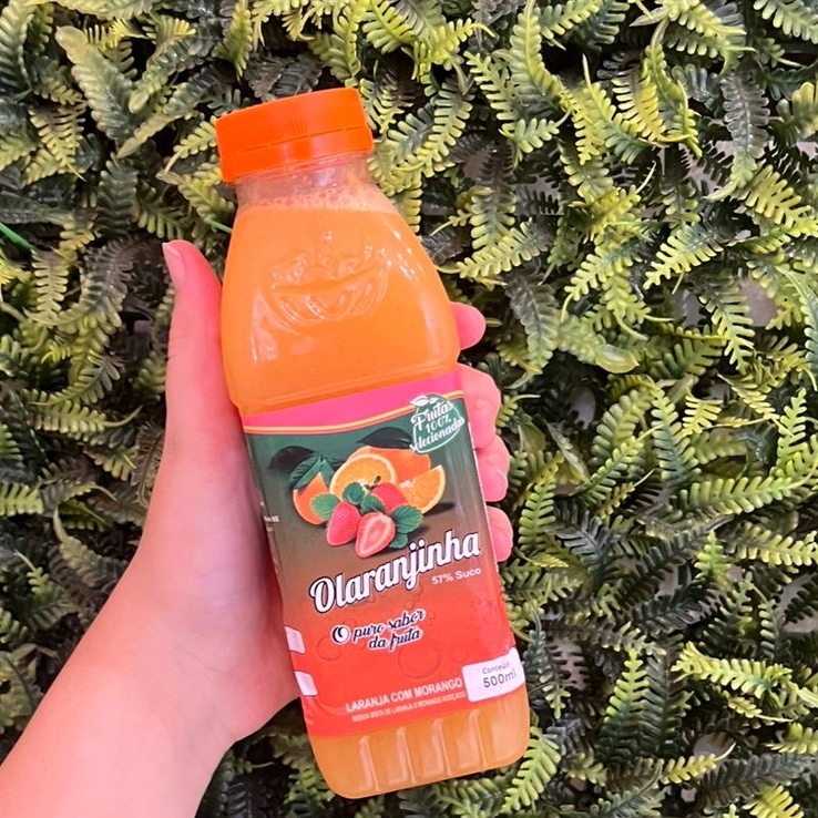 Suco de laranja, morango, água e açúcar