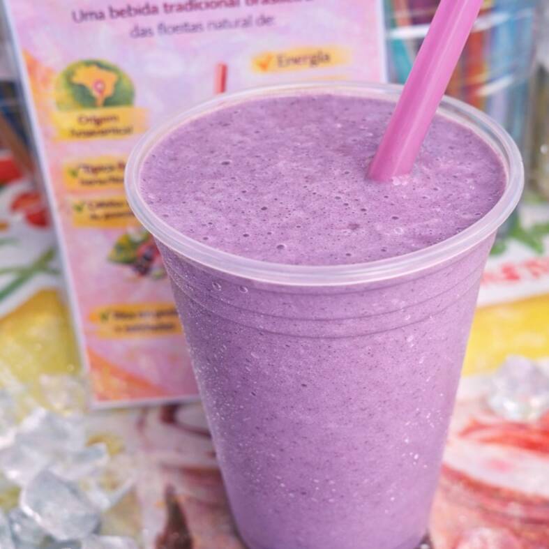 Banana fresca batida com guaraná em pó e açaí, leite em pó, castanhas e amendoim, finalizada com um toque de xarope para adoçar. Uma vitamina cremosa e nutritiva pra você encarar o dia naquele pique e com muita energia. Consumo Imediato pois leva Banana.